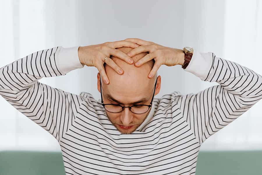 local sensibilidad académico Cómo quitar el dolor en el cuero cabelludo? | Dr de Freitas